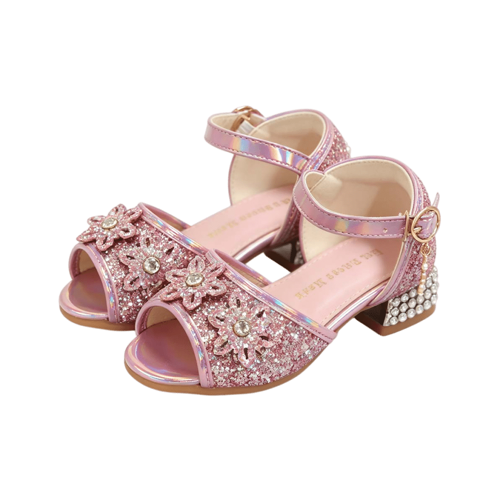 Roze prinsessenschoen uit de Livia-set met glitters, bloemen en hakje, naast een tweede schoen