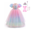Roze prinsessenjurk met regenboogkleurige rok, pofmouwen en accessoires zoals kroon, handschoenen en toverstaf