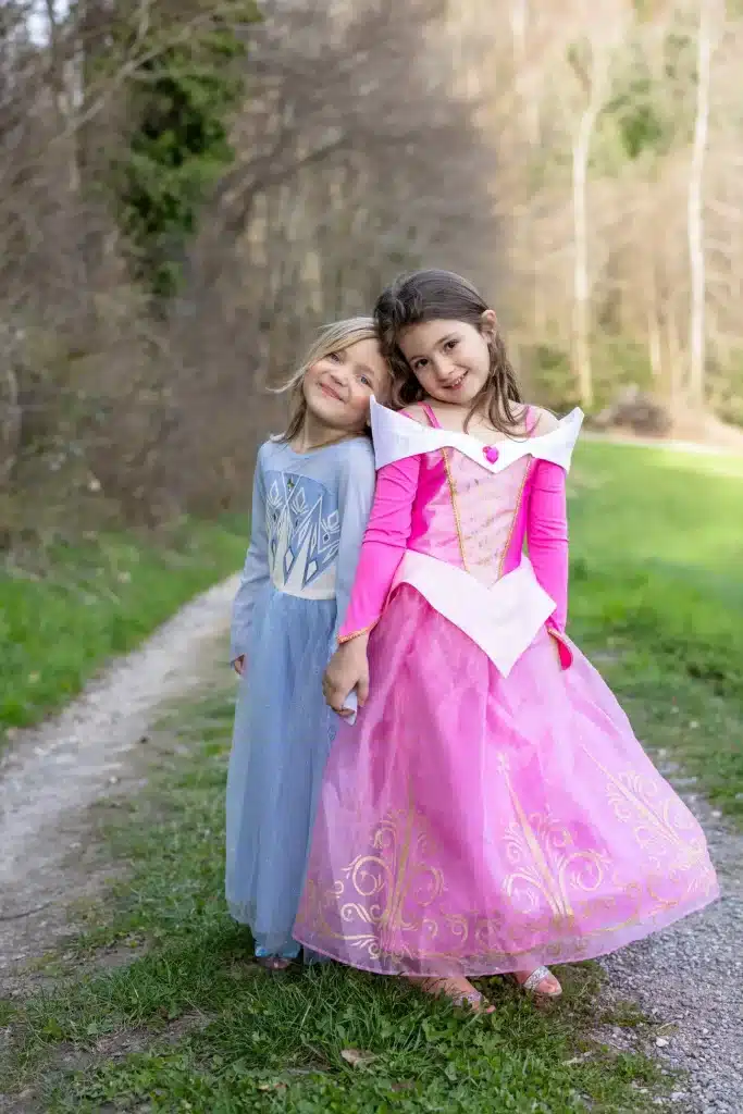 Twee meisjes die een prinsessenjurk met hoepel dragen